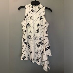 White House Black Market Size 0 Sleeveless Asymmetrical Floral Shirt
